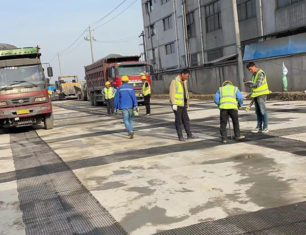 兴文老材料的新故事：玻璃纤维土工格栅如何在‘白改黑’浪潮中重获新生？