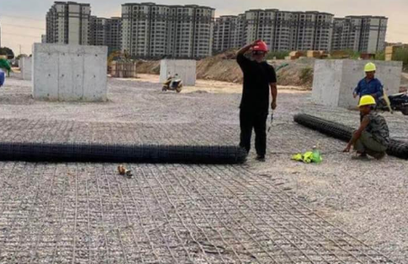 兴文土工格栅铺设前地基要怎么处理？